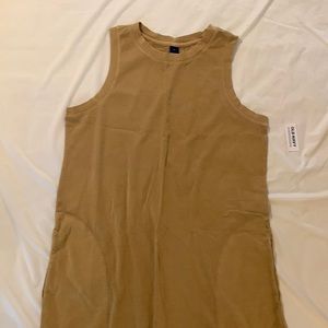 Old Navy, never worn, tags still on, cotton dress with two side pockets.